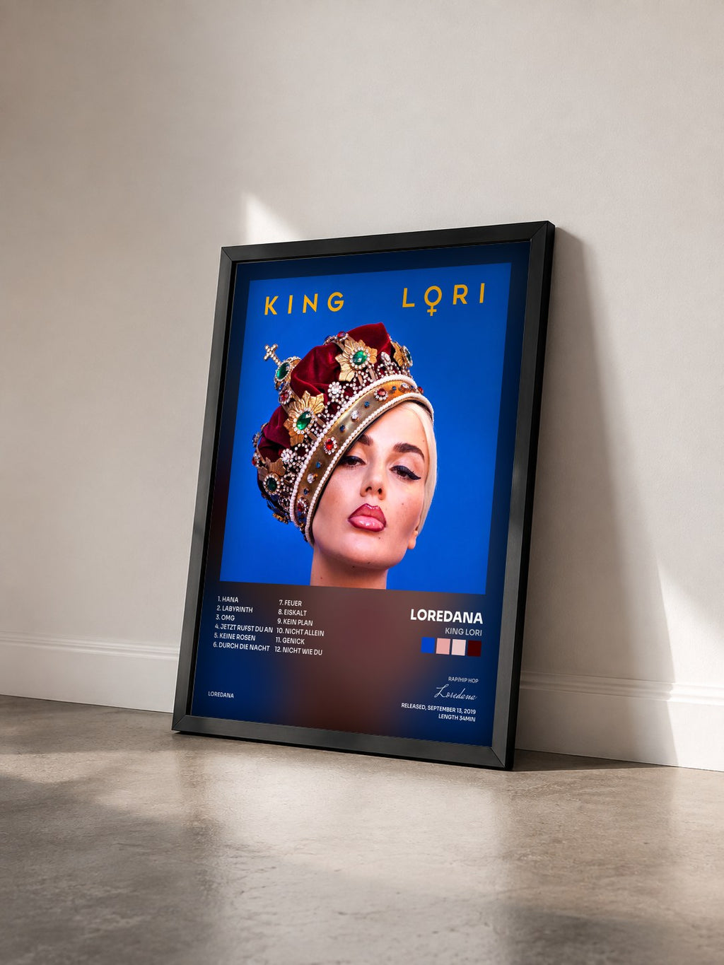 #noir Tableau de l'album KING LORI de Loredana vu de trois quarts, cadre noir