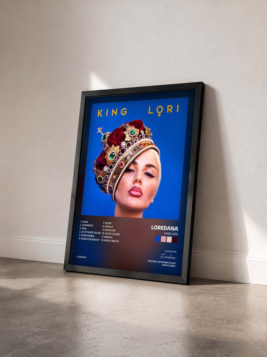 #noir Tableau de l'album KING LORI de Loredana vu de trois quarts, cadre noir