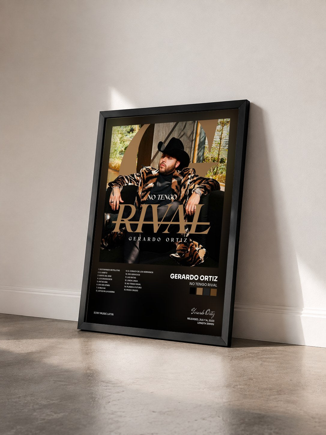 #noir Tableau de l'album No Tengo Rival de Gerardo Ortiz vu de trois quarts, cadre noir