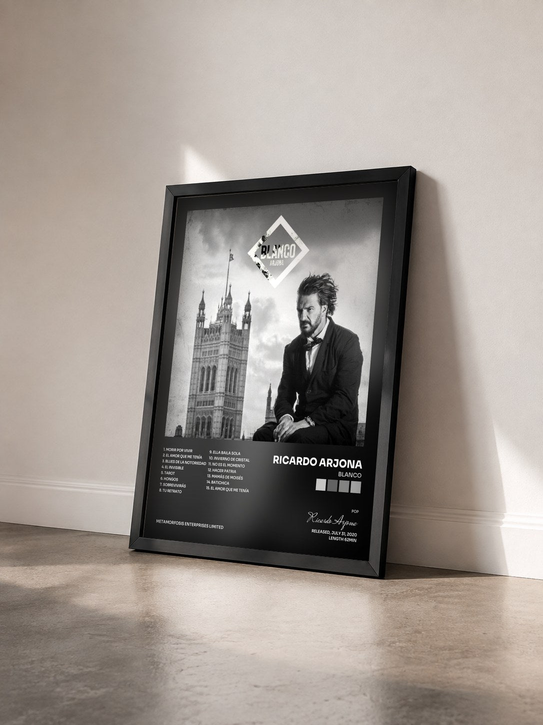 #noir Tableau de l'album Blanco de Ricardo Arjona vu de trois quarts, cadre noir