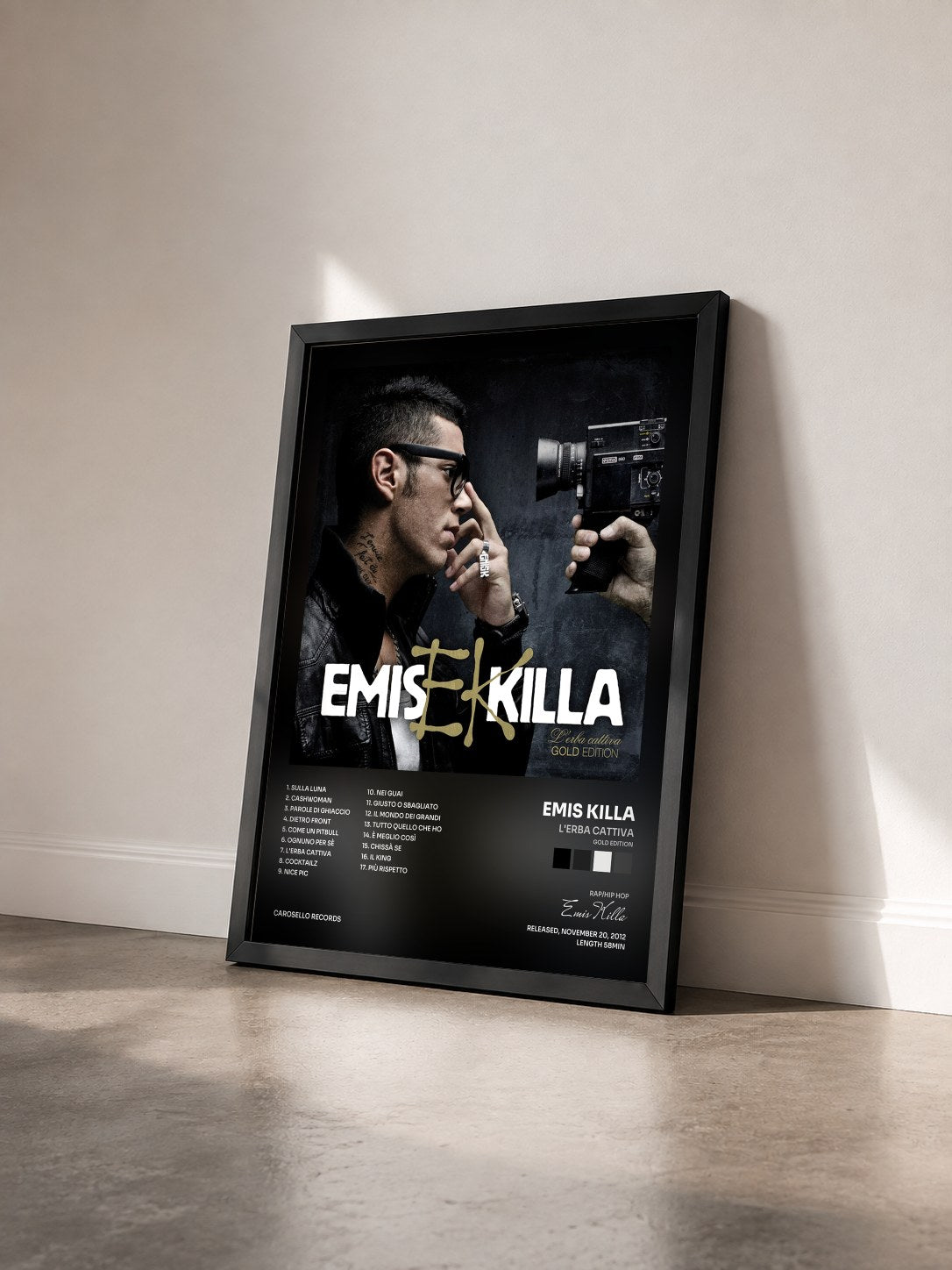#noir Tableau de l'album L'erba cattiva (Gold Edition) de Emis Killa vu de trois quarts, cadre noir