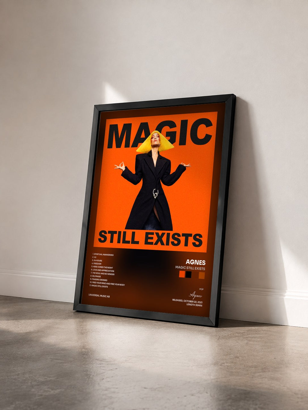 #noir Tableau de l'album Magic Still Exists de Agnes vu de trois quarts, cadre noir
