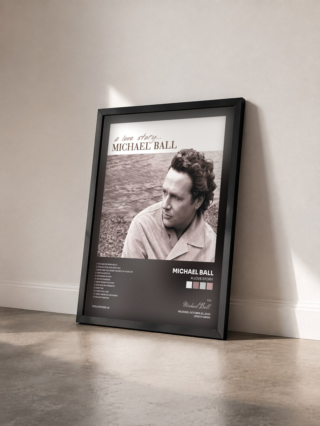 #noir Tableau de l'album A Love Story de Michael Ball vu de trois quarts, cadre noir