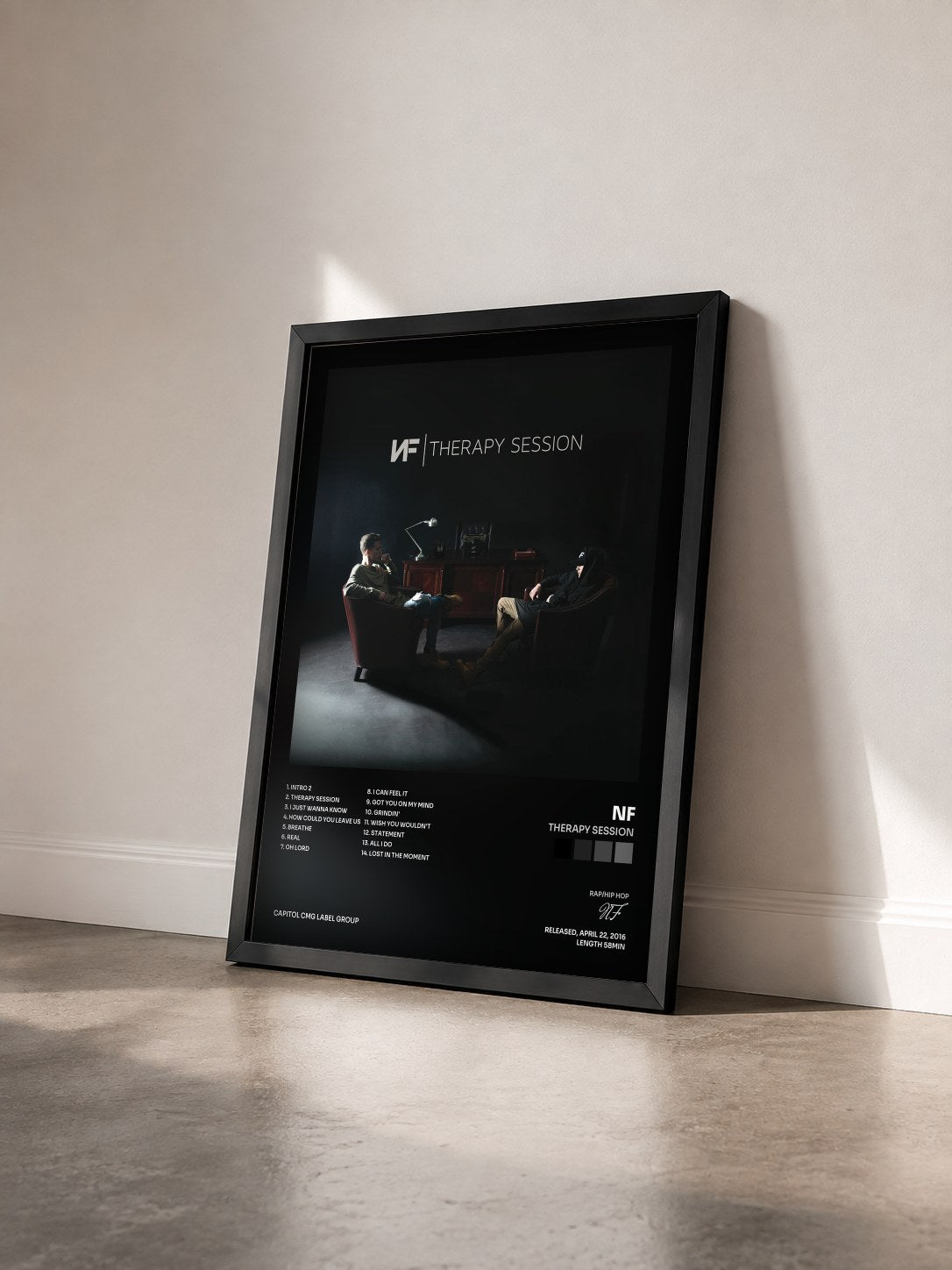 #noir Tableau de l'album Therapy Session de NF vu de trois quarts, cadre noir