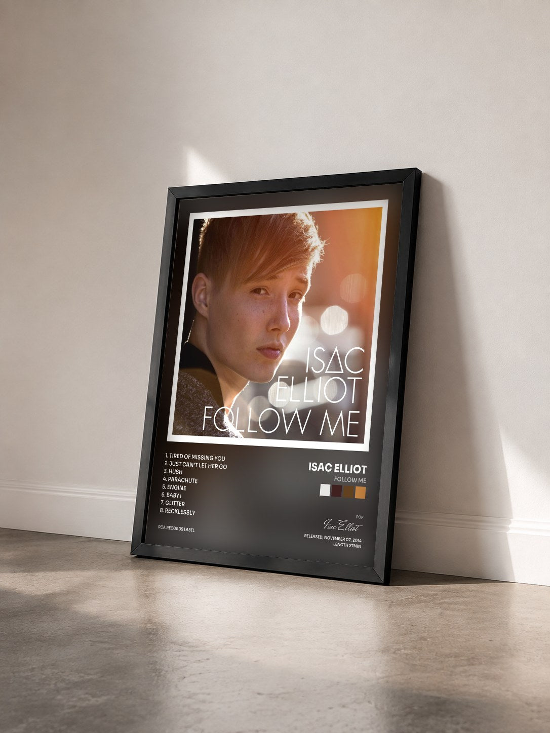 #noir Tableau de l'album Follow Me de Isac Elliot vu de trois quarts, cadre noir