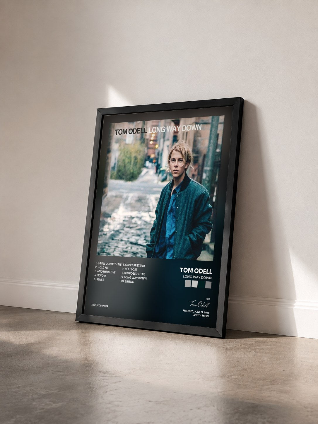 #noir Tableau de l'album Long Way Down de Tom Odell vu de trois quarts, cadre noir