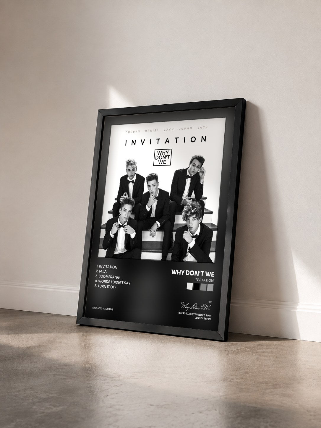 #noir Tableau de l'album Invitation de Why Don't We vu de trois quarts, cadre noir