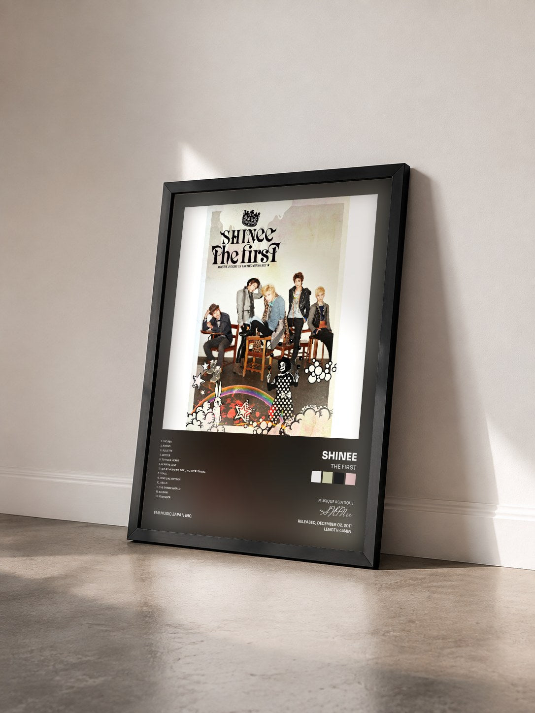 #noir Tableau de l'album The First de SHINee vu de trois quarts, cadre noir