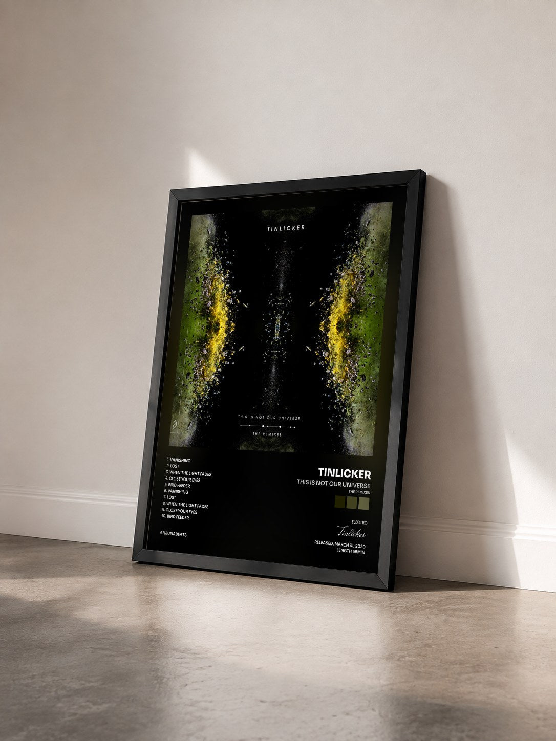 #noir Tableau de l'album This Is Not Our Universe (The Remixes) de Tinlicker vu de trois quarts, cadre noir
