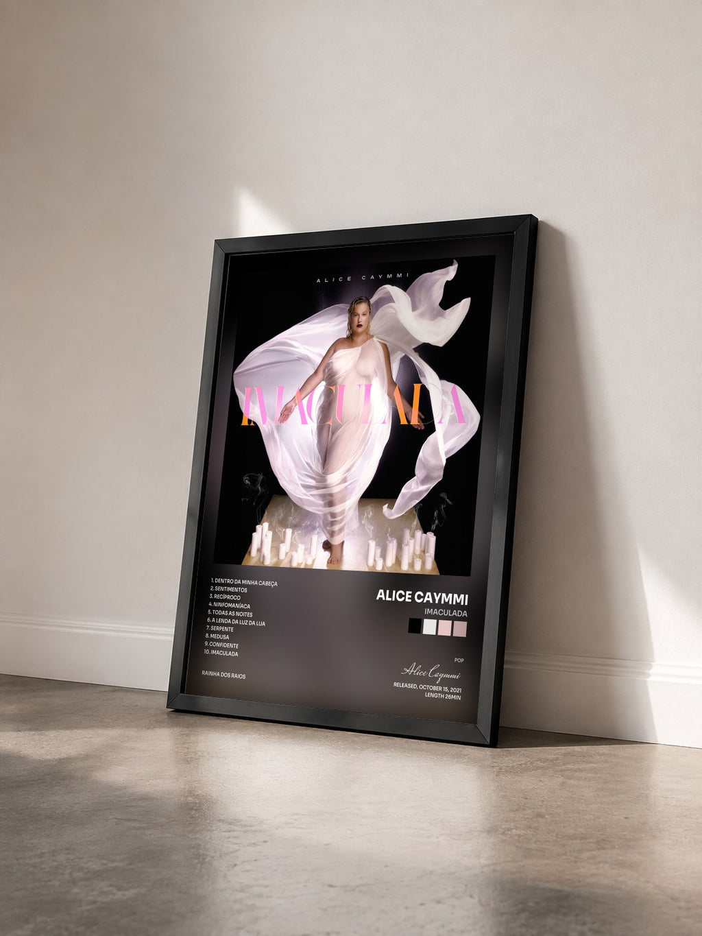 #noir Tableau de l'album Imaculada de Alice Caymmi vu de trois quarts, cadre noir