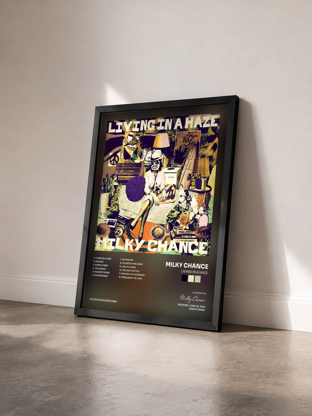 #noir Tableau de l'album Living In A Haze de Milky Chance vu de trois quarts, cadre noir