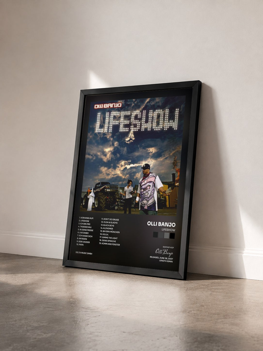 #noir Tableau de l'album Lifeshow de Olli Banjo vu de trois quarts, cadre noir
