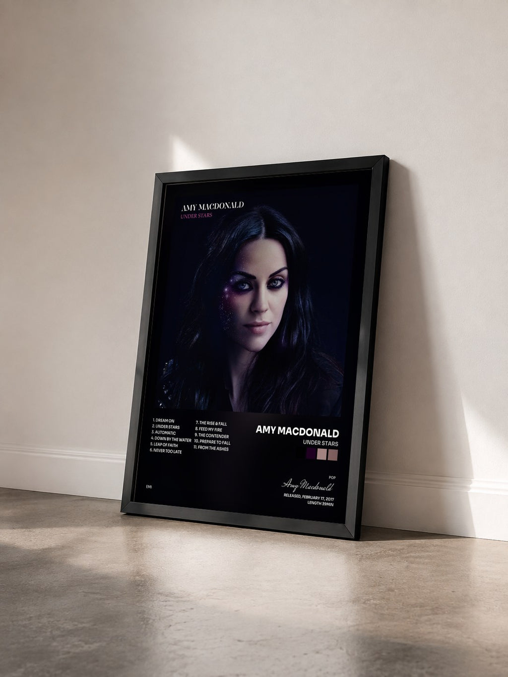 #noir Tableau de l'album Under Stars de Amy Macdonald vu de trois quarts, cadre noir