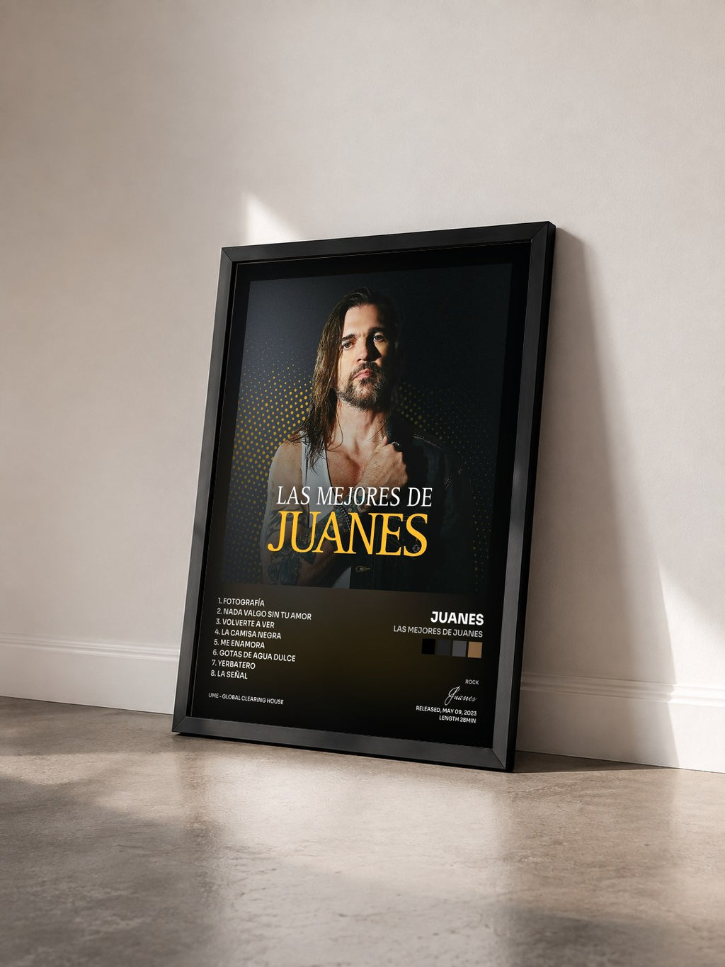 #noir Tableau de l'album Las Mejores de Juanes de Juanes vu de trois quarts, cadre noir