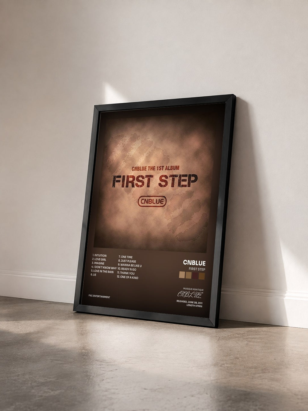 #noir Tableau de l'album FIRST STEP de CNBLUE vu de trois quarts, cadre noir