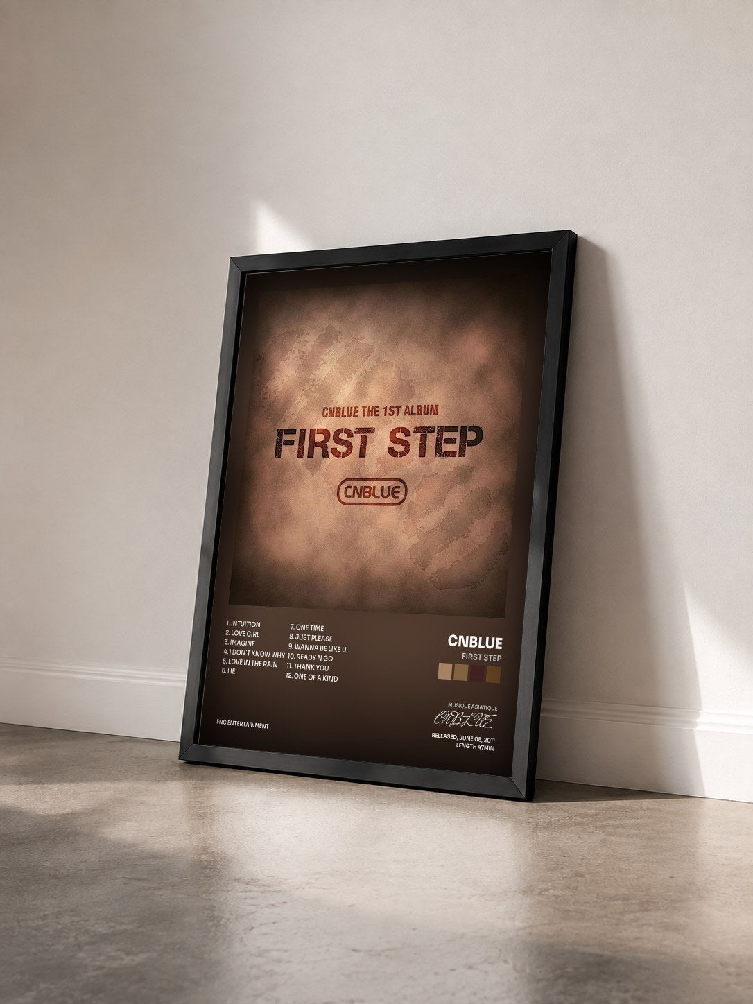 #noir Tableau de l'album FIRST STEP de CNBLUE vu de trois quarts, cadre noir