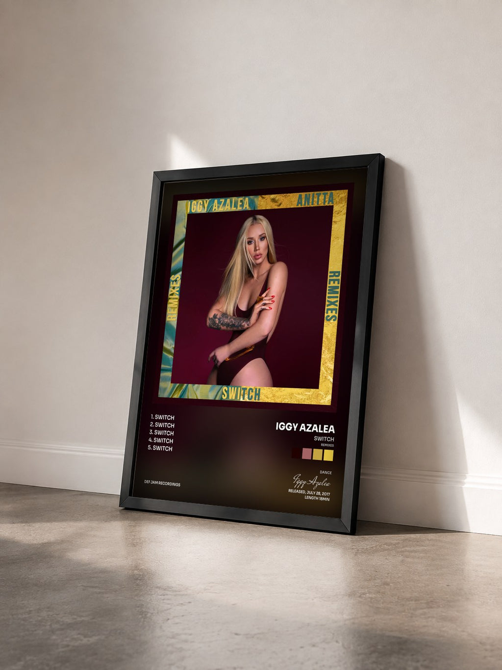 #noir Tableau de l'album Switch (Remixes) de Iggy Azalea vu de trois quarts, cadre noir