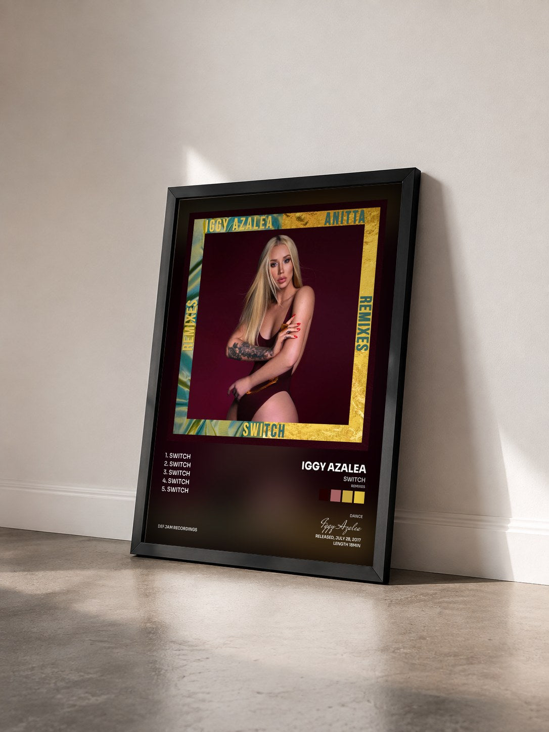 #noir Tableau de l'album Switch (Remixes) de Iggy Azalea vu de trois quarts, cadre noir