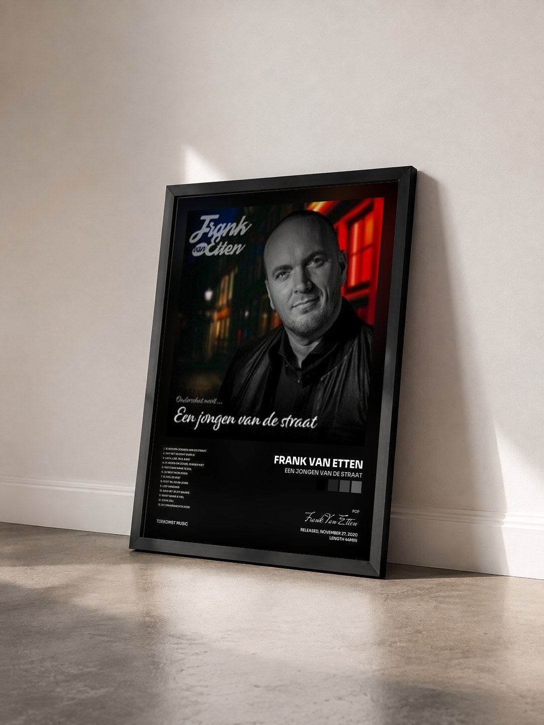 #noir Tableau de l'album Een Jongen Van De Straat de Frank Van Etten vu de trois quarts, cadre noir