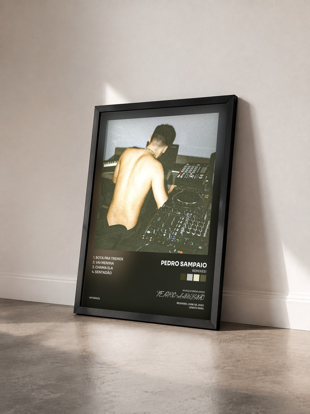 #noir Tableau de l'album REMIXES! de PEDRO SAMPAIO vu de trois quarts, cadre noir