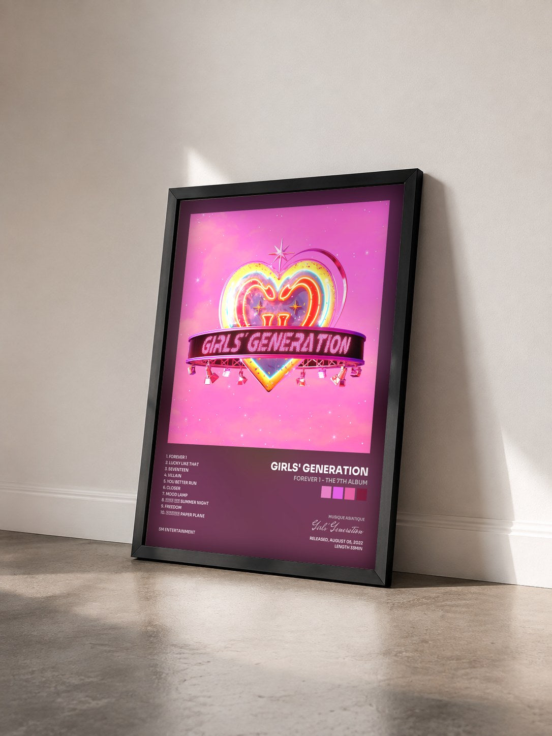 #noir Tableau de l'album FOREVER 1 - The 7th Album de Girls' Generation vu de trois quarts, cadre noir