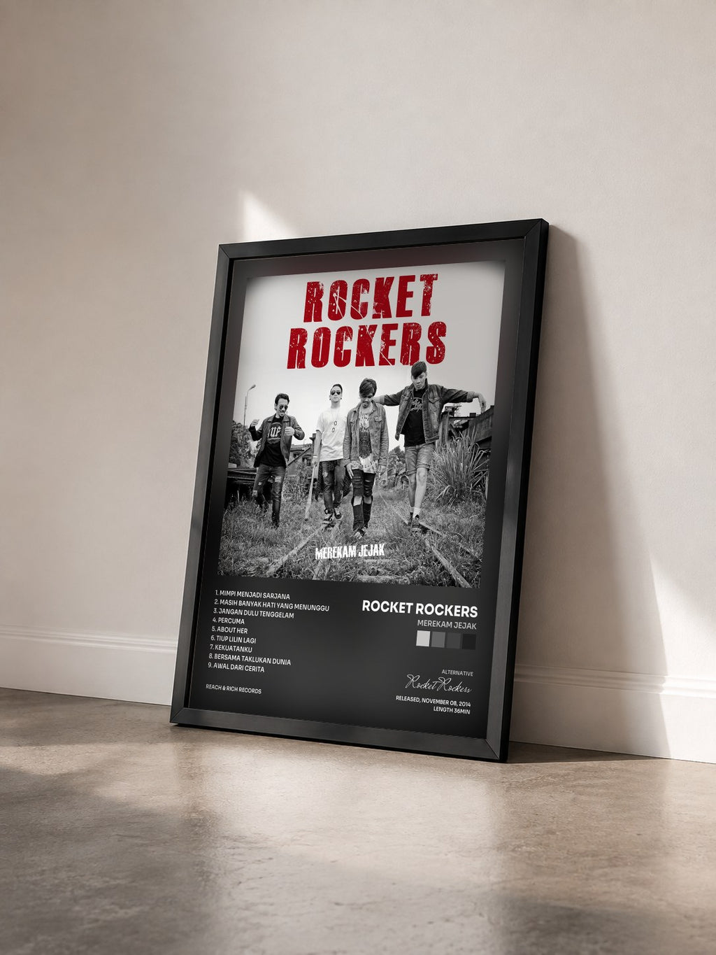 #noir Tableau de l'album Merekam Jejak de Rocket Rockers vu de trois quarts, cadre noir