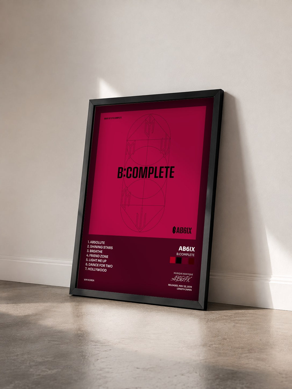 #noir Tableau de l'album B:COMPLETE de AB6IX vu de trois quarts, cadre noir