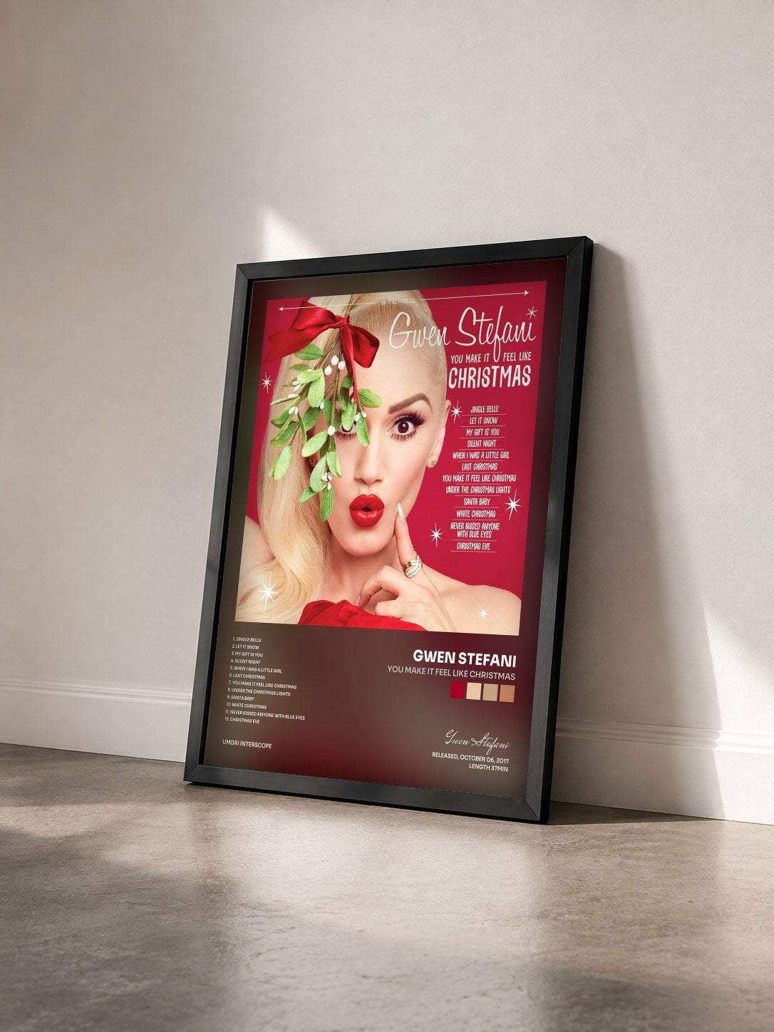 #noir Tableau de l'album You Make It Feel Like Christmas de Gwen Stefani vu de trois quarts, cadre noir