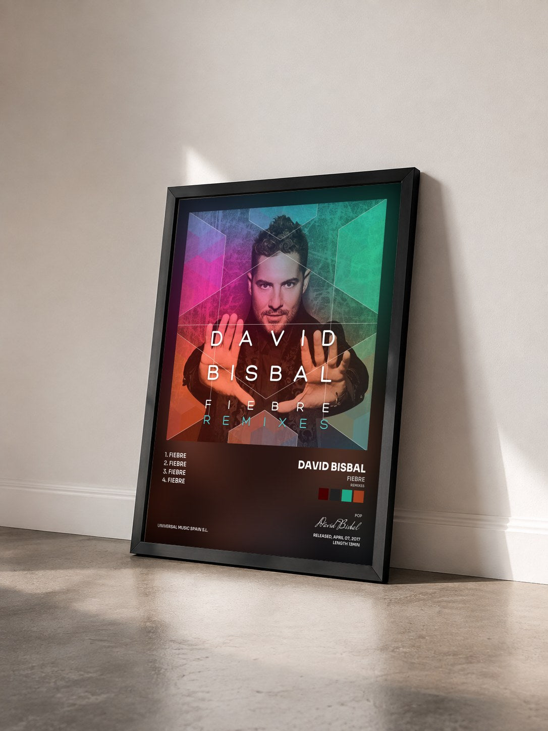 #noir Tableau de l'album Fiebre (Remixes) de David Bisbal vu de trois quarts, cadre noir