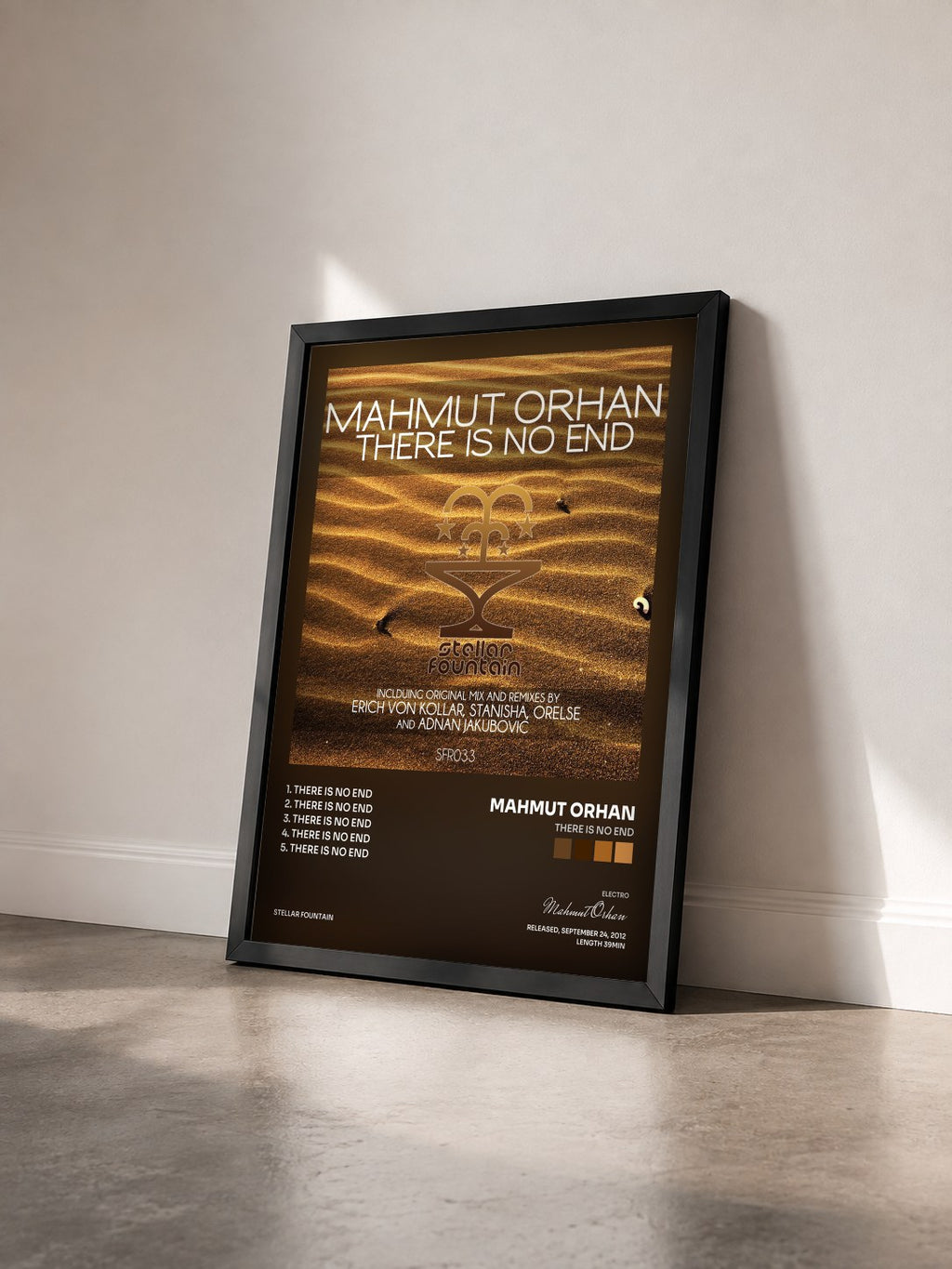 #noir Tableau de l'album There Is No End de Mahmut Orhan vu de trois quarts, cadre noir