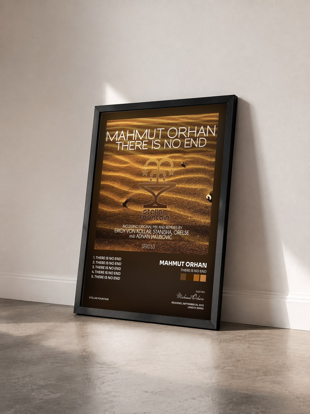 #noir Tableau de l'album There Is No End de Mahmut Orhan vu de trois quarts, cadre noir