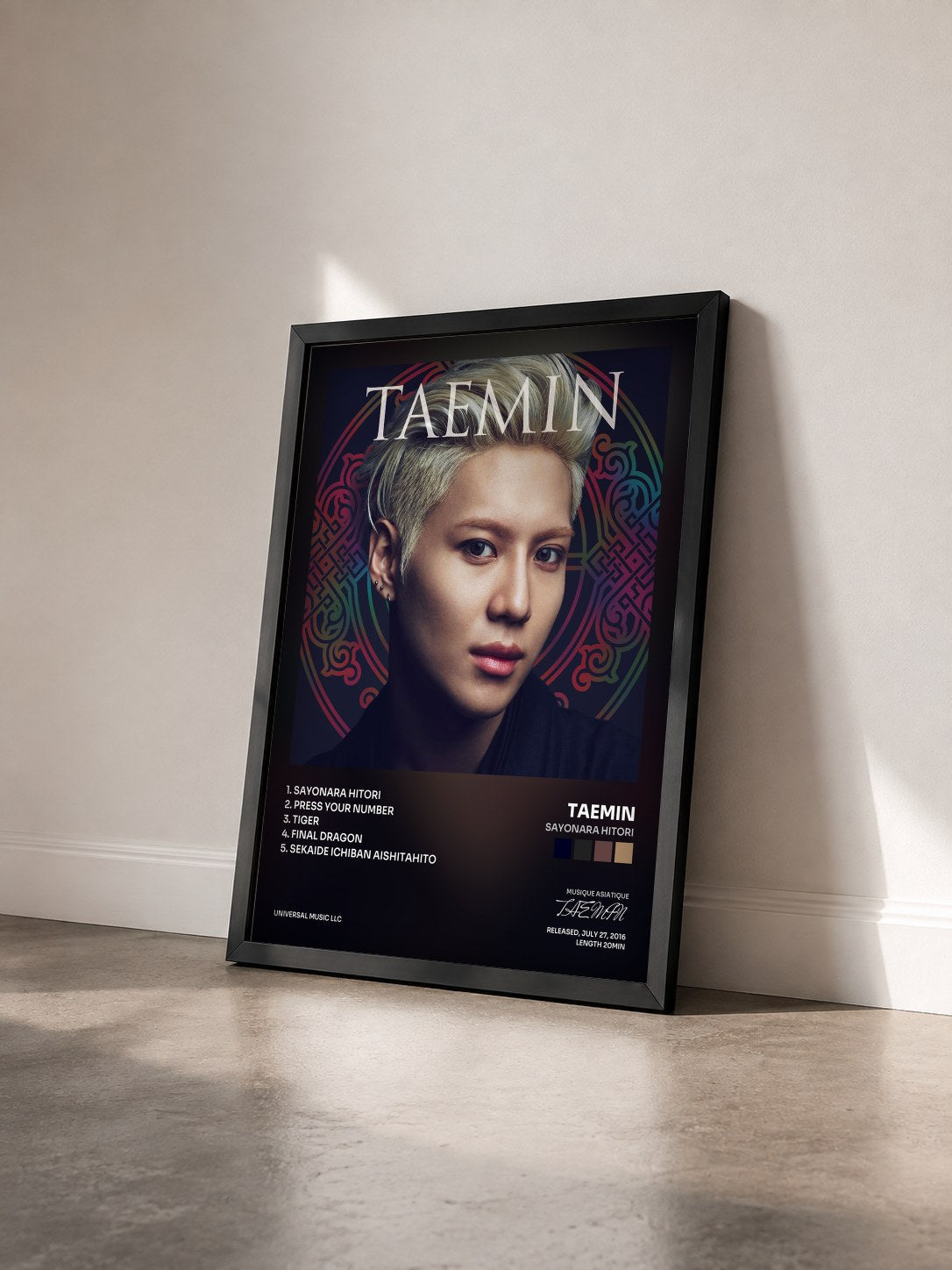 #noir Tableau de l'album Sayonara Hitori de TAEMIN vu de trois quarts, cadre noir