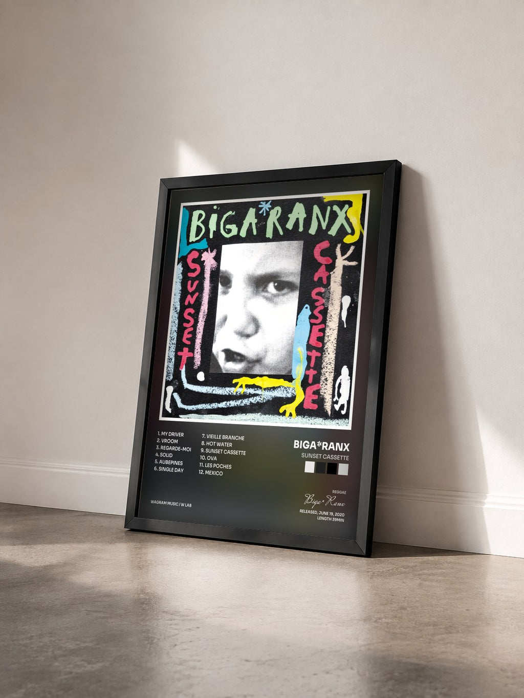 #noir Tableau de l'album Sunset Cassette de Biga*Ranx vu de trois quarts, cadre noir