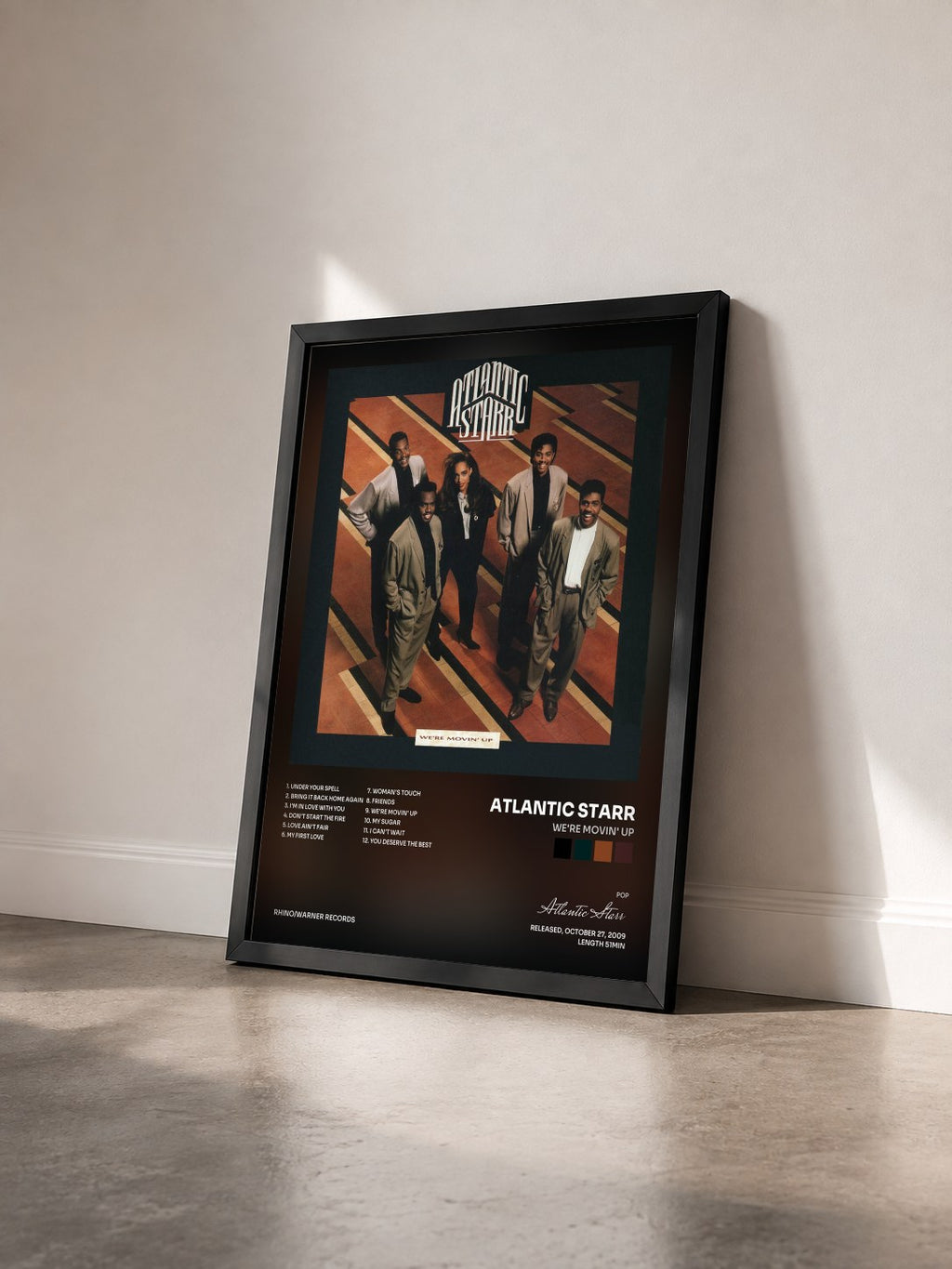 #noir Tableau de l'album We're Movin' Up de Atlantic Starr vu de trois quarts, cadre noir