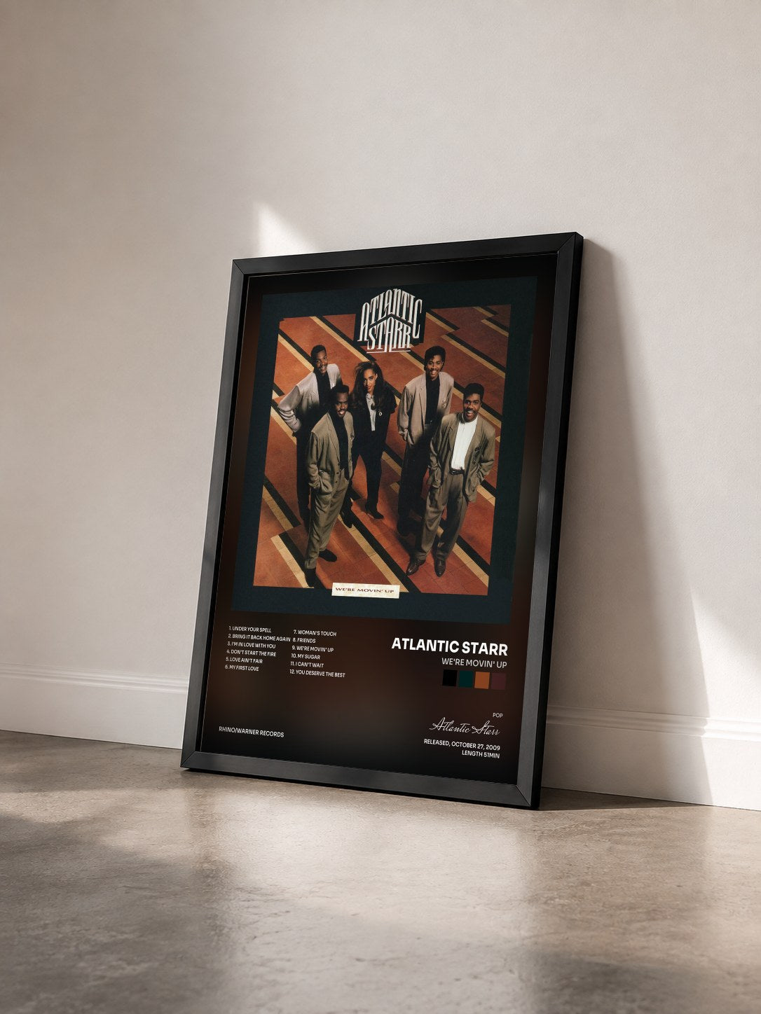#noir Tableau de l'album We're Movin' Up de Atlantic Starr vu de trois quarts, cadre noir