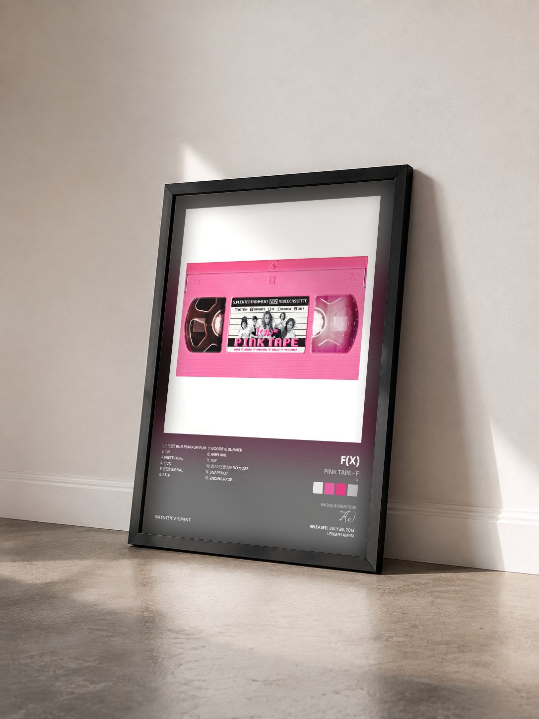 #noir Tableau de l'album Pink Tape - f(x) The 2nd Album de F(x) vu de trois quarts, cadre noir