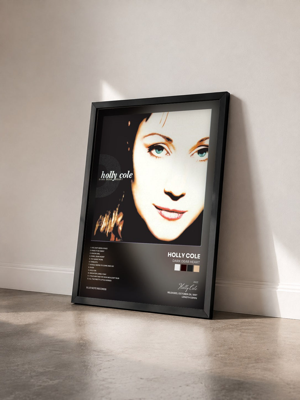 #noir Tableau de l'album Dark Dear Heart de Holly Cole vu de trois quarts, cadre noir