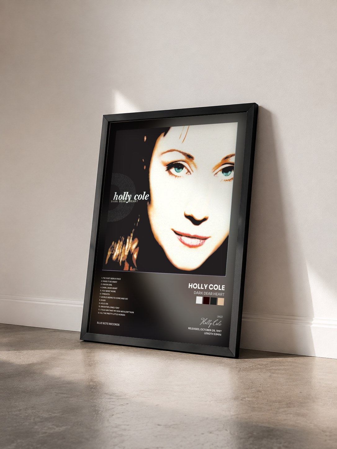 #noir Tableau de l'album Dark Dear Heart de Holly Cole vu de trois quarts, cadre noir