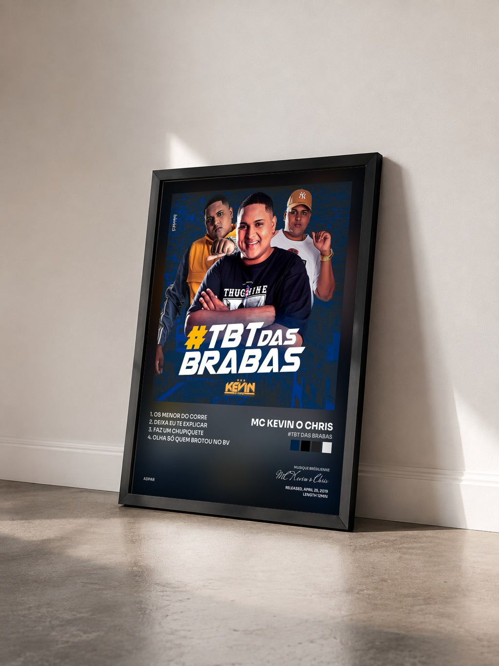 #noir Tableau de l'album #TBT das Brabas de MC Kevin o Chris vu de trois quarts, cadre noir