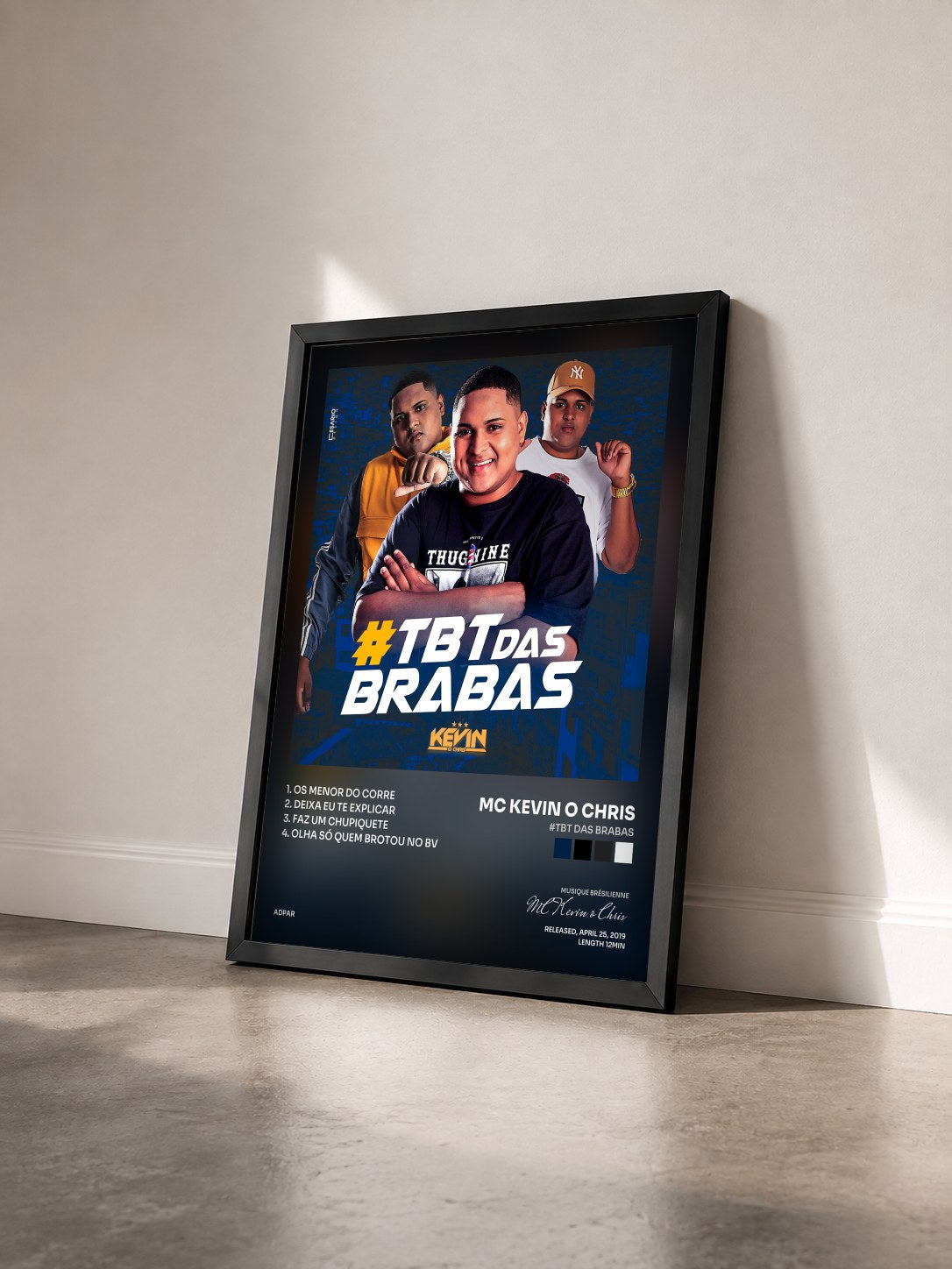 #noir Tableau de l'album #TBT das Brabas de MC Kevin o Chris vu de trois quarts, cadre noir
