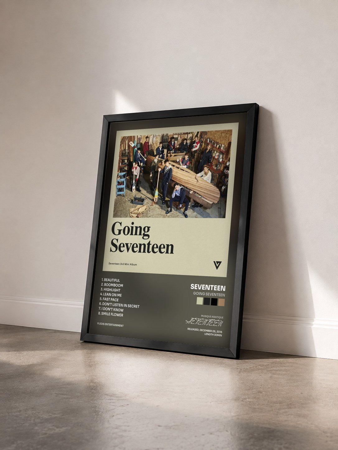 #noir Tableau de l'album Going Seventeen de SEVENTEEN vu de trois quarts, cadre noir
