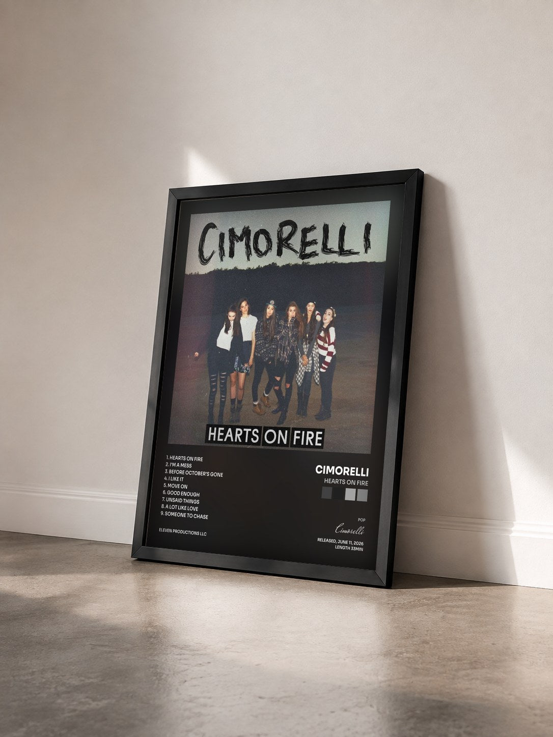 #noir Tableau de l'album Hearts on Fire de Cimorelli vu de trois quarts, cadre noir