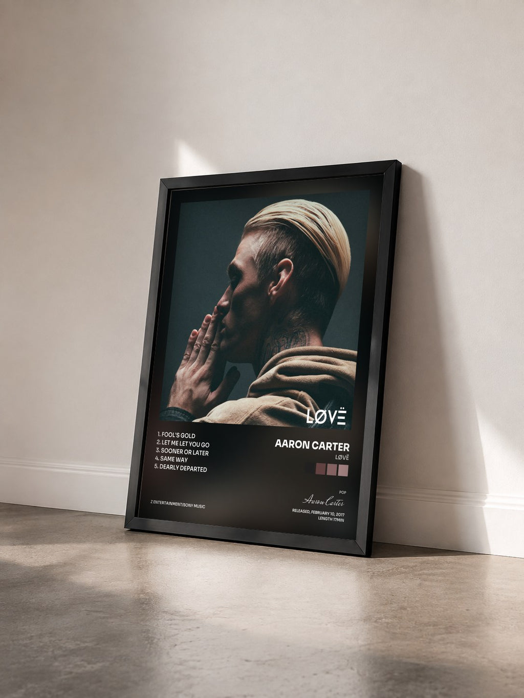 #noir Tableau de l'album LøVë de Aaron Carter vu de trois quarts, cadre noir