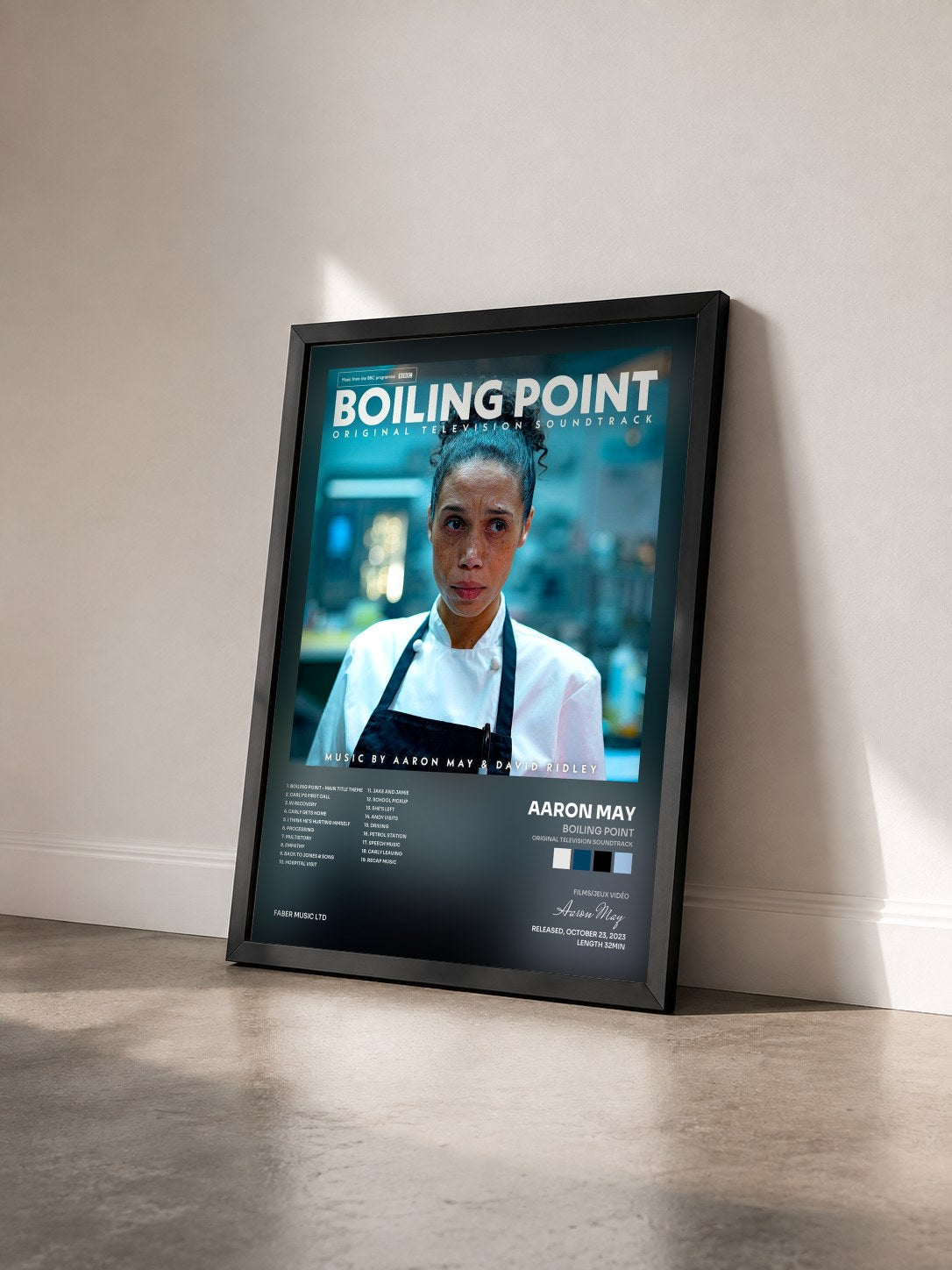 #noir Tableau de l'album Boiling Point (Original Television Soundtrack) de Aaron May vu de trois quarts, cadre noir