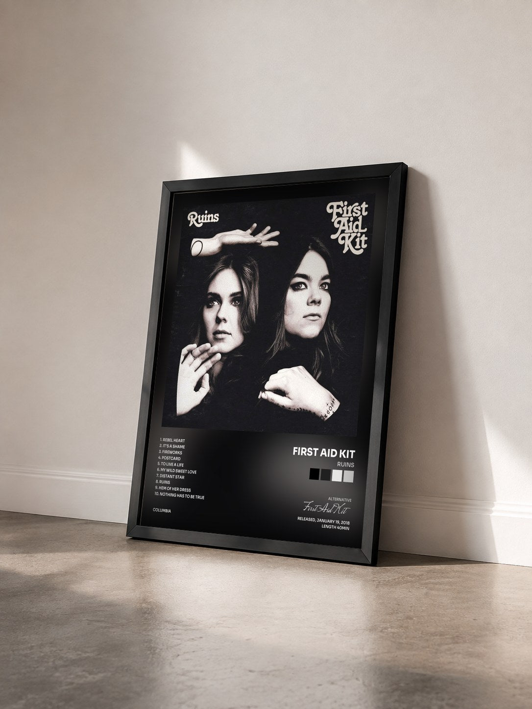 #noir Tableau de l'album Ruins de First Aid Kit vu de trois quarts, cadre noir