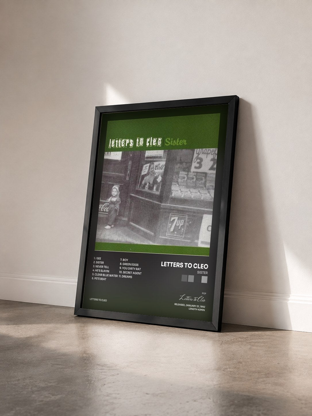#noir Tableau de l'album Sister de Letters to Cleo vu de trois quarts, cadre noir