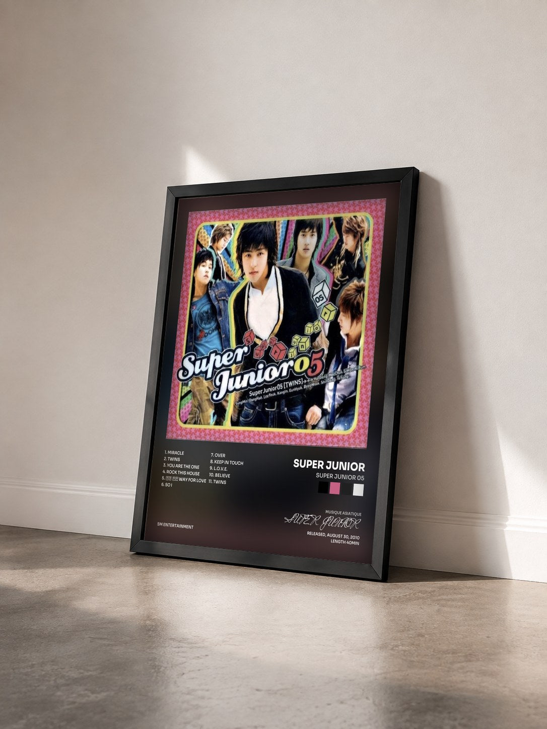 #noir Tableau de l'album Super Junior 05 de SUPER JUNIOR vu de trois quarts, cadre noir
