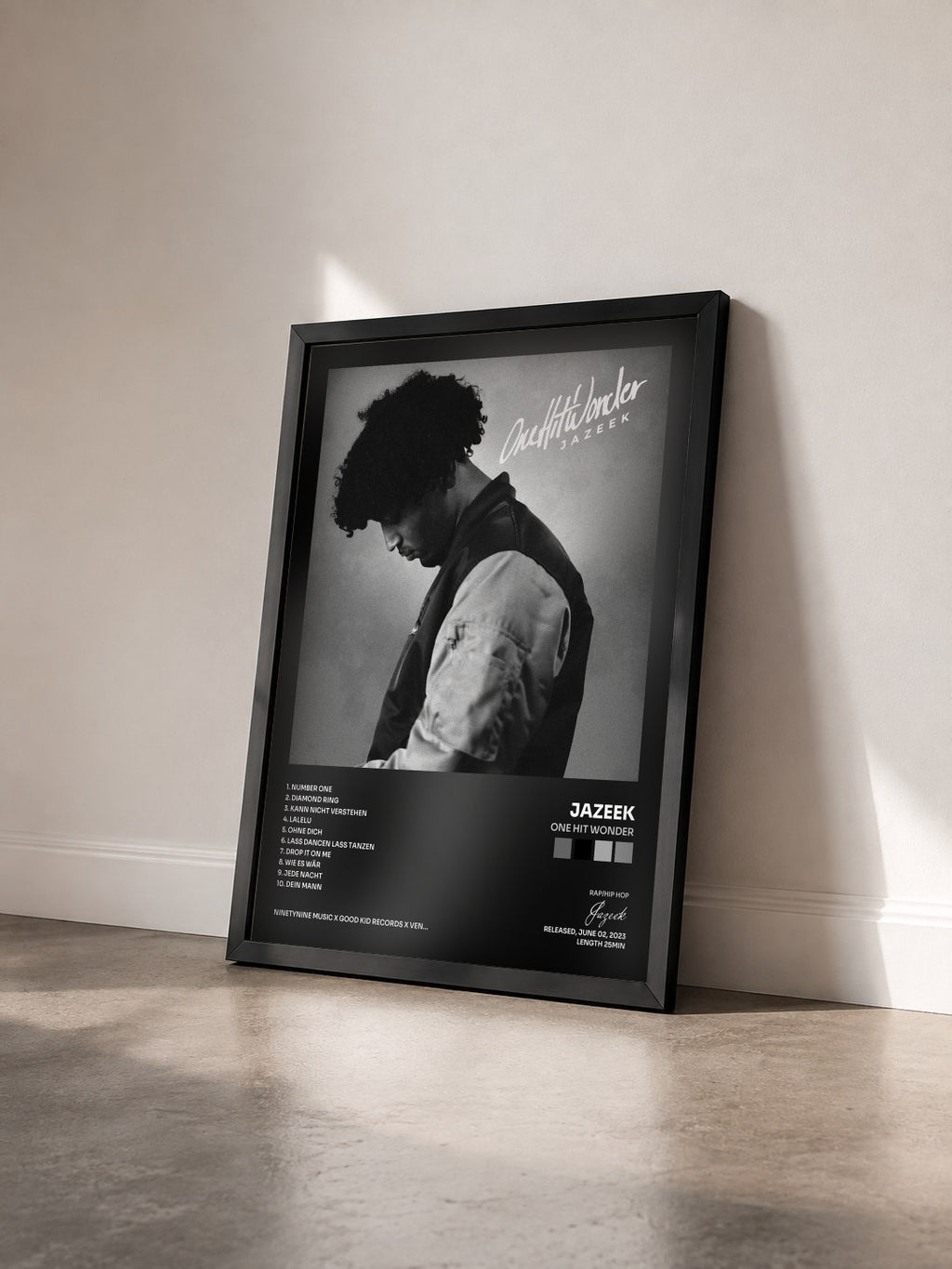 #noir Tableau de l'album One Hit Wonder de Jazeek vu de trois quarts, cadre noir