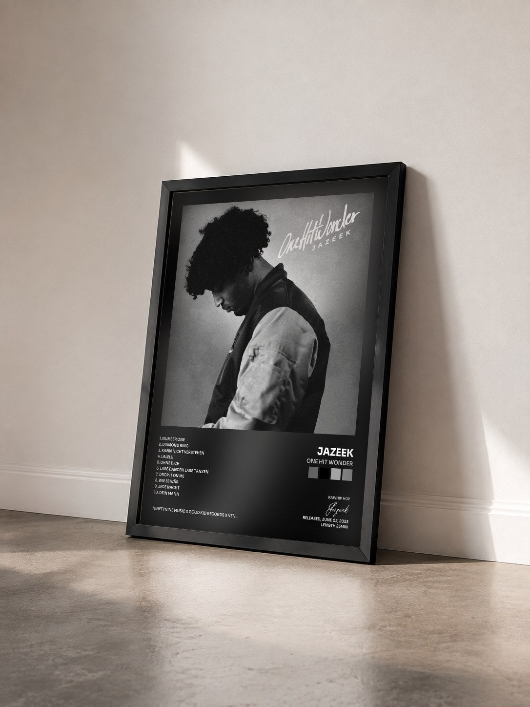 #noir Tableau de l'album One Hit Wonder de Jazeek vu de trois quarts, cadre noir