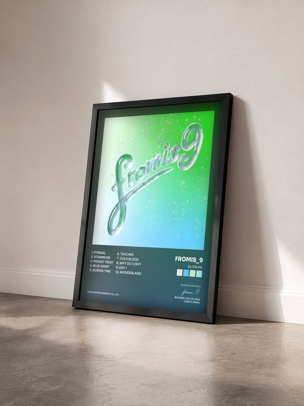 #noir Tableau de l'album Glow ME de fromis_9 vu de trois quarts, cadre noir